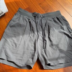 lululemon athletica Men's gray Athletic Shorts small